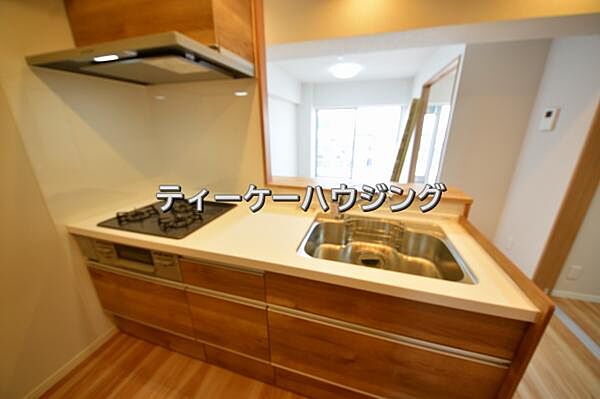 対面式キッチンからはご家族の笑顔を眺めながらお料理して頂けます。毎日の炊事が楽しくなりますね。