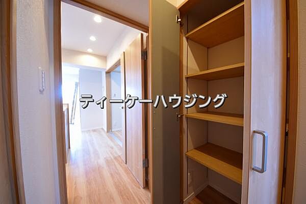 廊下に収納があると助かりますよね。