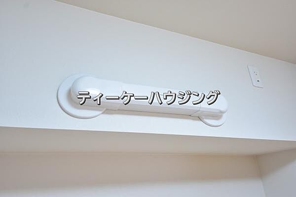 エアコンを設置出来るように先行配管を施しました。