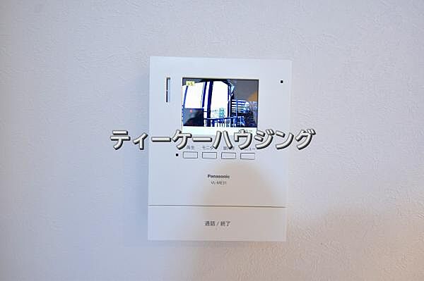 室内から来訪者の確認ができます。カラーモニター付きインターフォン