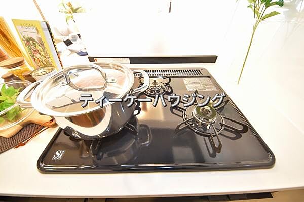 三つの調理が同時に出来てお料理時間を一気に短縮。三口ホーロートップコンロ