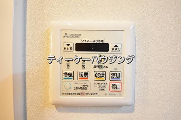 浴室暖房乾燥機がバスルーム内を換気して、カビの発生を抑えます。お洗濯物もよく乾きます。
