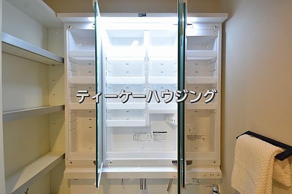 三面鏡の裏には収納がたっぷり。洗面室をすっきりきれいに使えます。