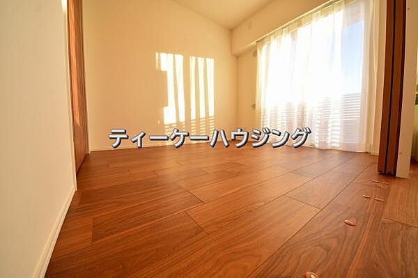 バルコニーに面した明るくて、風通しの良い心地よい洋室です。