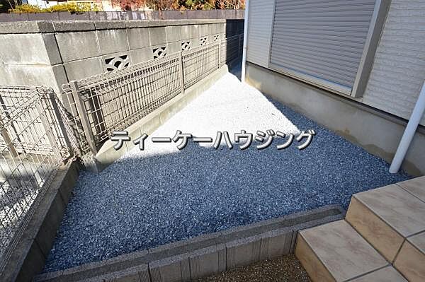 夏はビニールプールで元気に水遊び。ガーデニングや家庭菜園と腕の見せ所です。