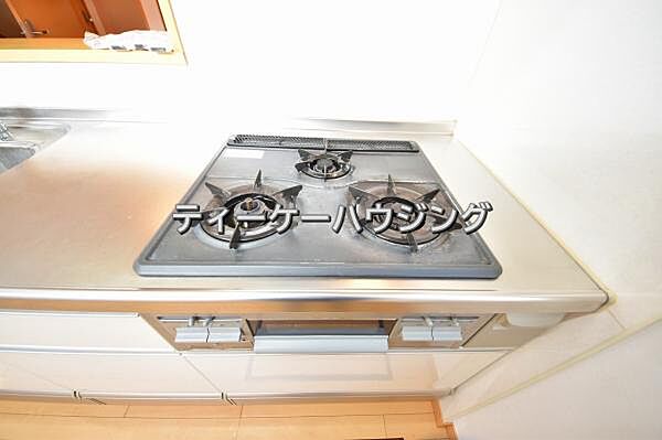 三つの調理が同時に出来てお料理時間を一気に短縮。三口ホーロートップコンロ