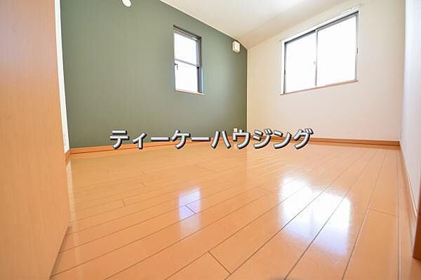 日当たり良好です。2面彩光の明るい居室。