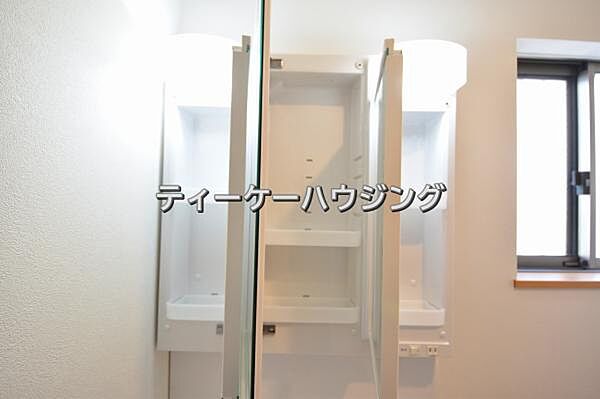 三面鏡の裏には収納がたっぷり。洗面室をすっきりきれいに使えます。