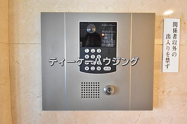 オートロックと玄関の2重で守られている精神的安心感。子供さんがお留守番でも安心できます。