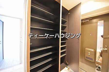 収納力たっぷり。ゆとりのシューズボックスにはママのブーツもラクラク入ります。