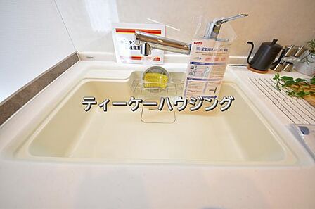 いつでも清潔に、お手入れ楽々なシンク。浄水機能を備えた水栓も魅力です。