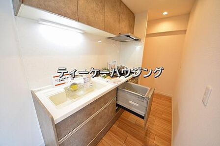 手入れのしやすい独立型キッチン。