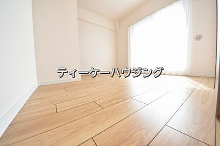 バルコニーに面した明るくて、風通しの良い心地よい洋室です。