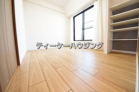 バルコニーに面した明るくて、風通しの良い心地よい洋室です。