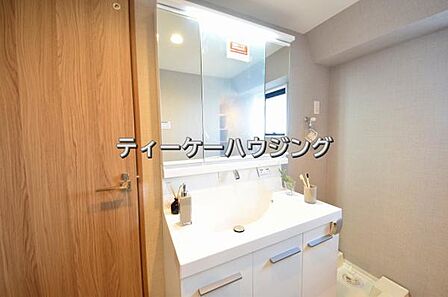 清潔感のあるボウル。開放感ある空間と、十分な大きさの鏡も自慢です。 