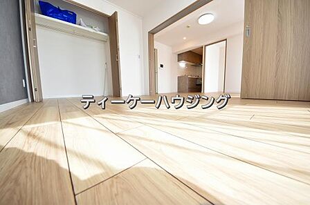 バルコニーに面した明るくて、風通しの良い心地よい洋室です。