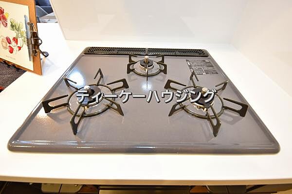 三つの調理が同時に出来てお料理時間を一気に短縮。三口ホーロートップコンロ
