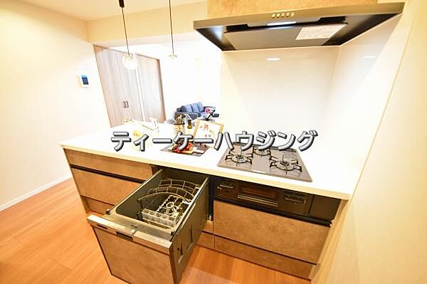 対面式キッチンからはご家族の笑顔を眺めながらお料理して頂けます。毎日の炊事が楽しくなりますね。