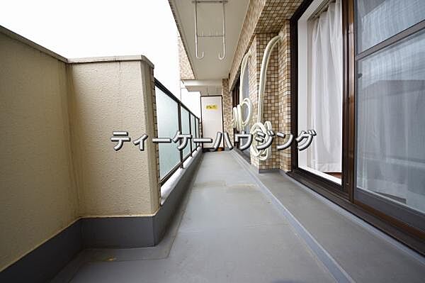 広々したバルコニーは日々の暮らしに、ゆとりと優雅さをもたらしてくれる筈です。
