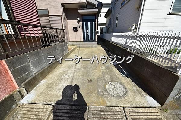 間口が広くて、停めやすい駐車スペースです。