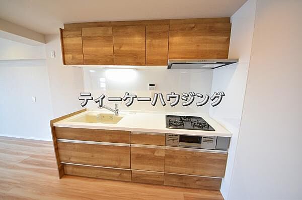 キッチンに収納が多いと助かりますよね。