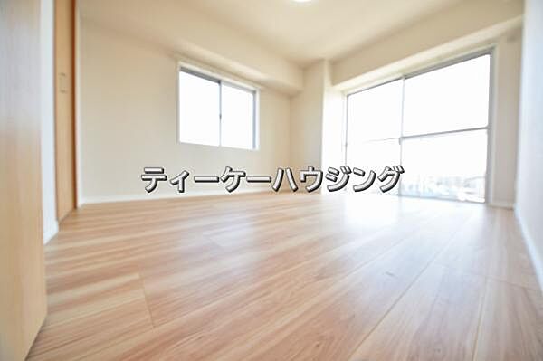 バルコニーに面した明るくて、風通しの良い心地よい洋室です。