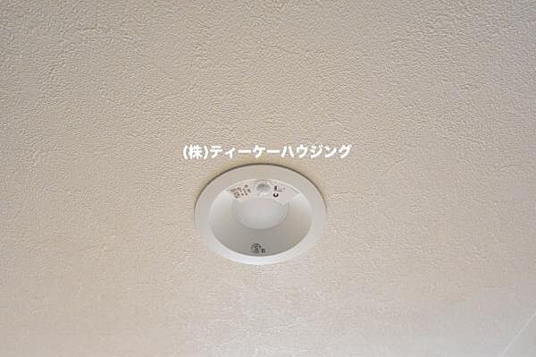 玄関には人感センサー付きの照明を設置しました。