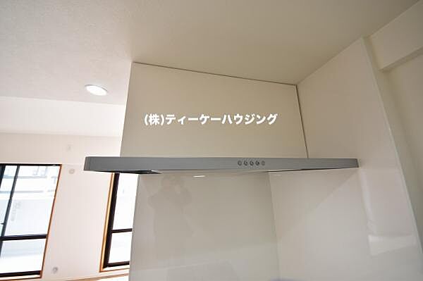 お掃除しやすくいつまでも清潔にお使いいただける手元ライト付き換気扇