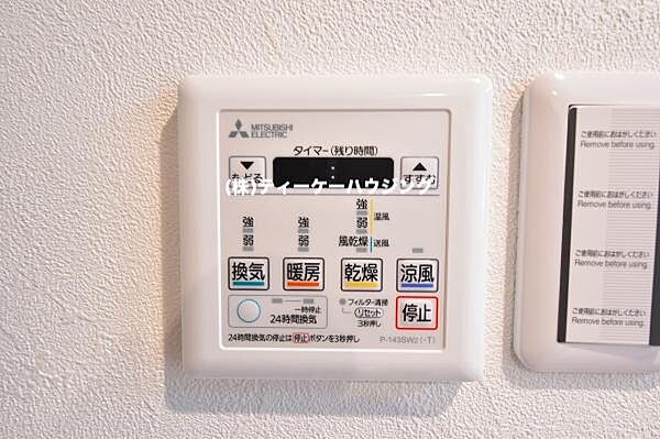 浴室暖房乾燥機がバスルーム内を換気して、カビの発生を抑えます。お洗濯物もよく乾きます。