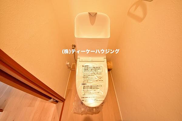 温水洗浄機能付き便座を標準装備。清潔で快適な空間を演出します。