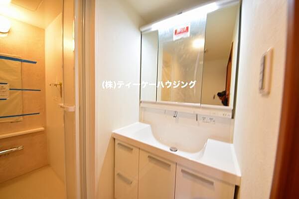 清潔感のあるボウル。開放感ある空間と、十分な大きさの鏡も自慢です。