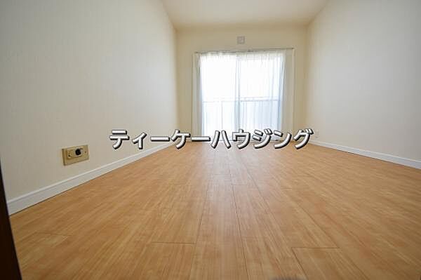 バルコニーに面した明るくて、風通しの良い心地よい洋室です。