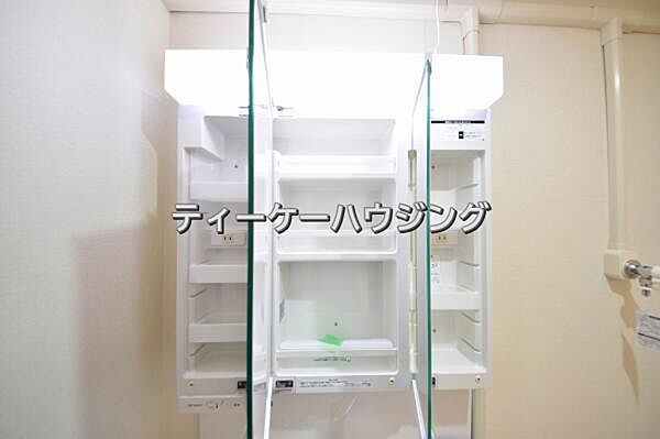 三面鏡の裏には収納がたっぷり。洗面室をすっきりきれいに使えます。