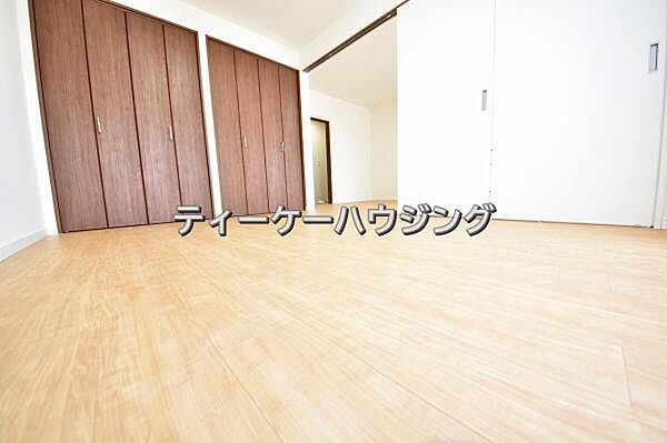 南に面した洋室は採光、通風に優れた心地よい空間です。