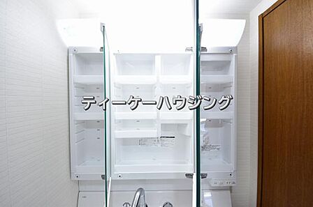 三面鏡の裏には収納がたっぷり。洗面室をすっきりきれいに使えます。