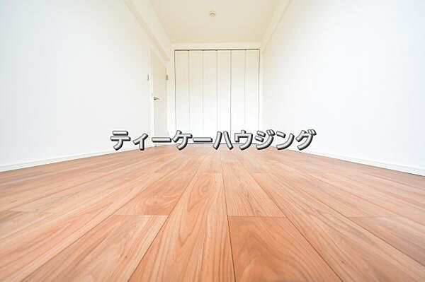 南に面した洋室は採光、通風に優れた心地よい空間です。