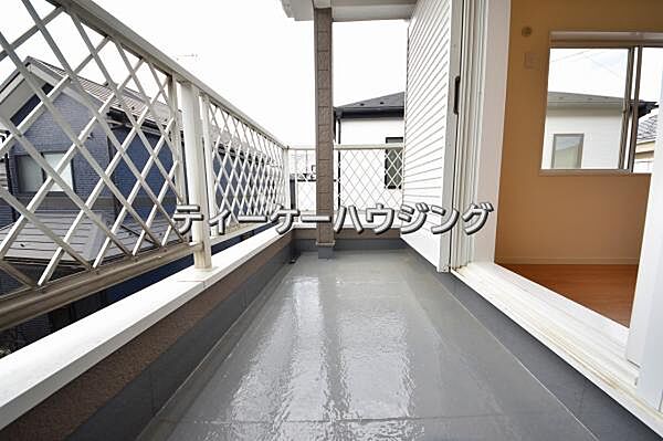 広々した2面バルコニーは日々の暮らしに、ゆとりと優雅さをもたらしてくれる筈です。
