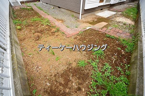 夏はビニールプールで元気に水遊び。ガーデニングや家庭菜園と腕の見せ所です。