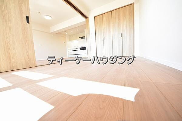 南に面した洋室は採光、通風に優れた心地よい空間です。