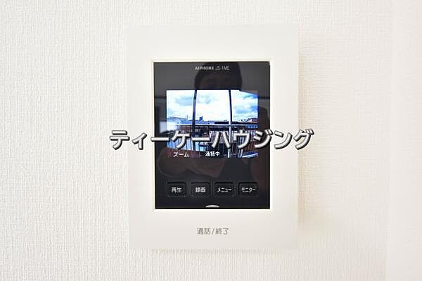 室内から来訪者の確認ができます。カラーモニター付きインターフォン