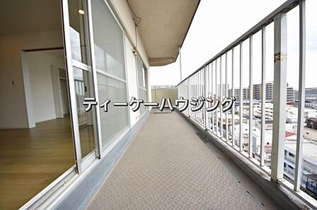 広々した2面バルコニーは日々の暮らしに、ゆとりと優雅さをもたらしてくれる筈です。
