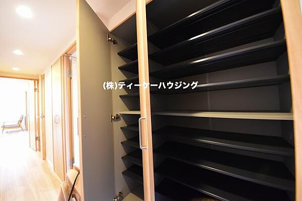 収納力たっぷり。ゆとりのシューズボックスにはママのブーツもラクラク入ります。