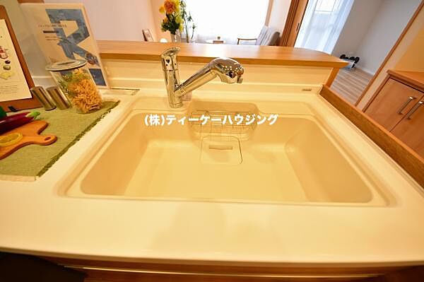 家族と触れ合いを大切にできる対面キッチンです。浄水器付きです。