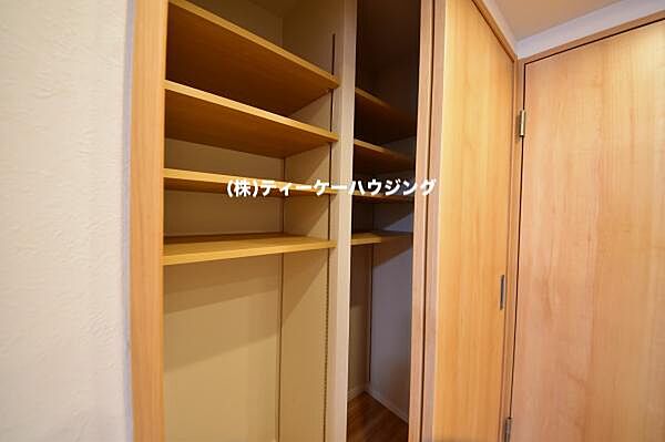 キッチン脇に設置された大型のパントリーとしても利用できそうです。