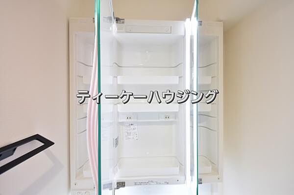 三面鏡の裏には収納がたっぷり。洗面室をすっきりきれいに使えます。