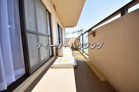 広々したバルコニーは日々の暮らしに、ゆとりと優雅さをもたらしてくれる筈です。