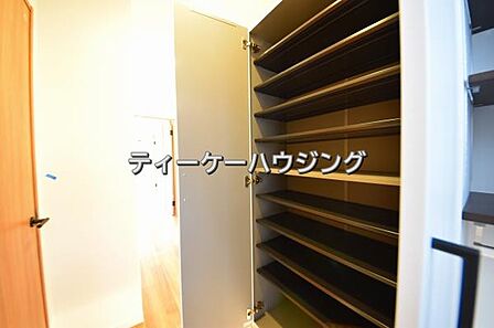 収納力たっぷり。ゆとりのシューズボックスにはママのブーツもラクラク入ります。