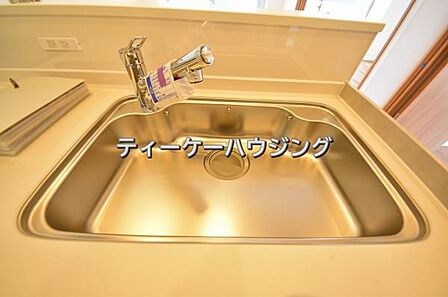 家族と触れ合いを大切にできる対面キッチンです。浄水器付きです。