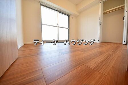 バルコニーに面した明るくて、風通しの良い心地よい洋室です。