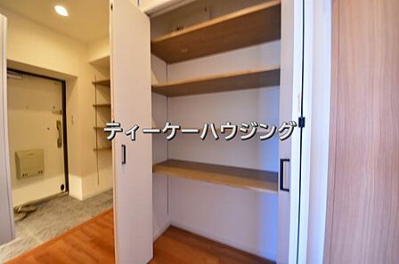廊下に収納があると助かりますよね。